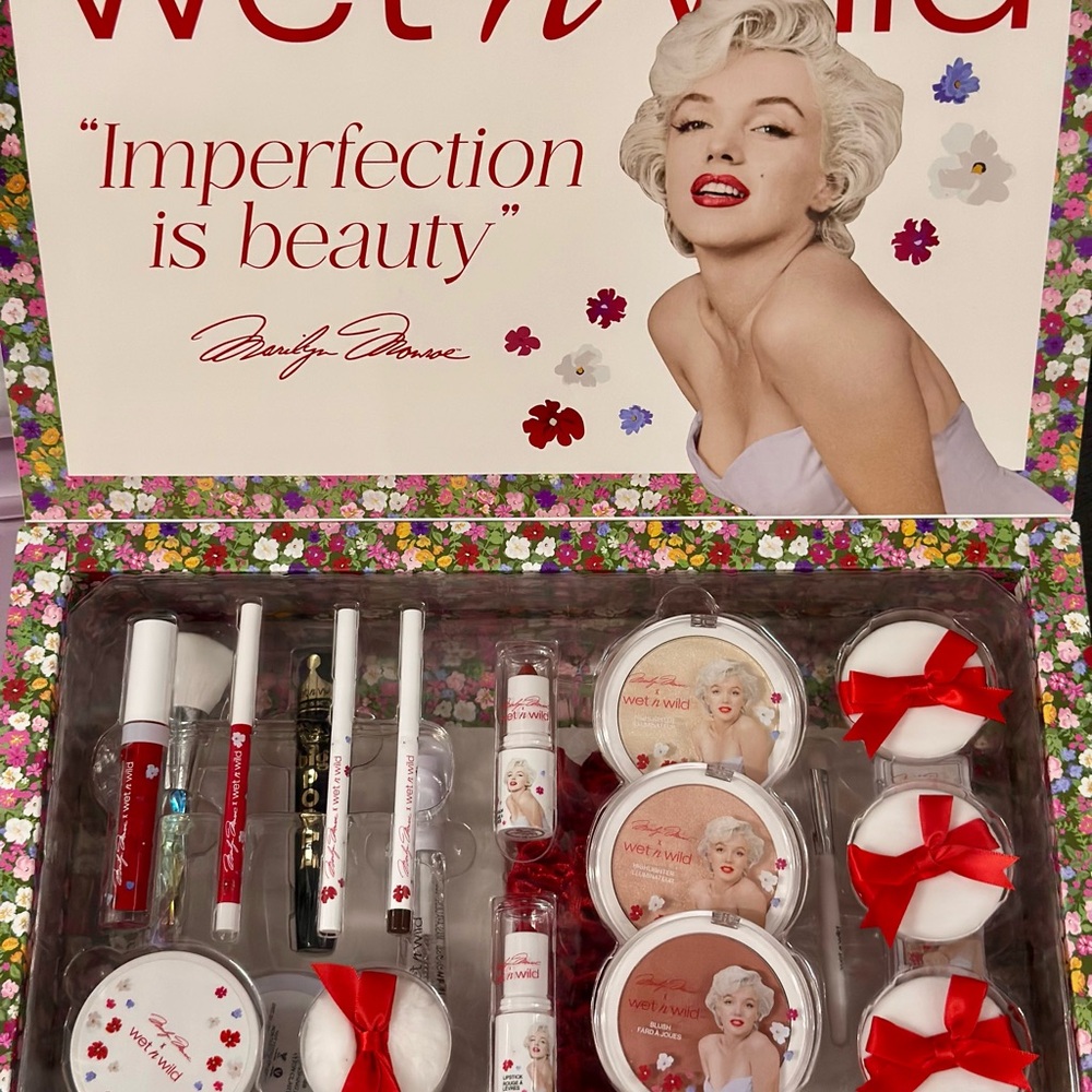 Wet n Wild Marilyn Monroe Beauty Collection look at the photos